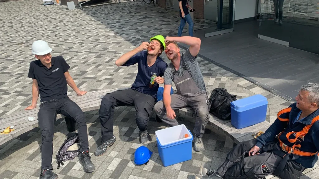 Vier monteurs van CameraInstallatie.nl tijdens de lunchpauze
