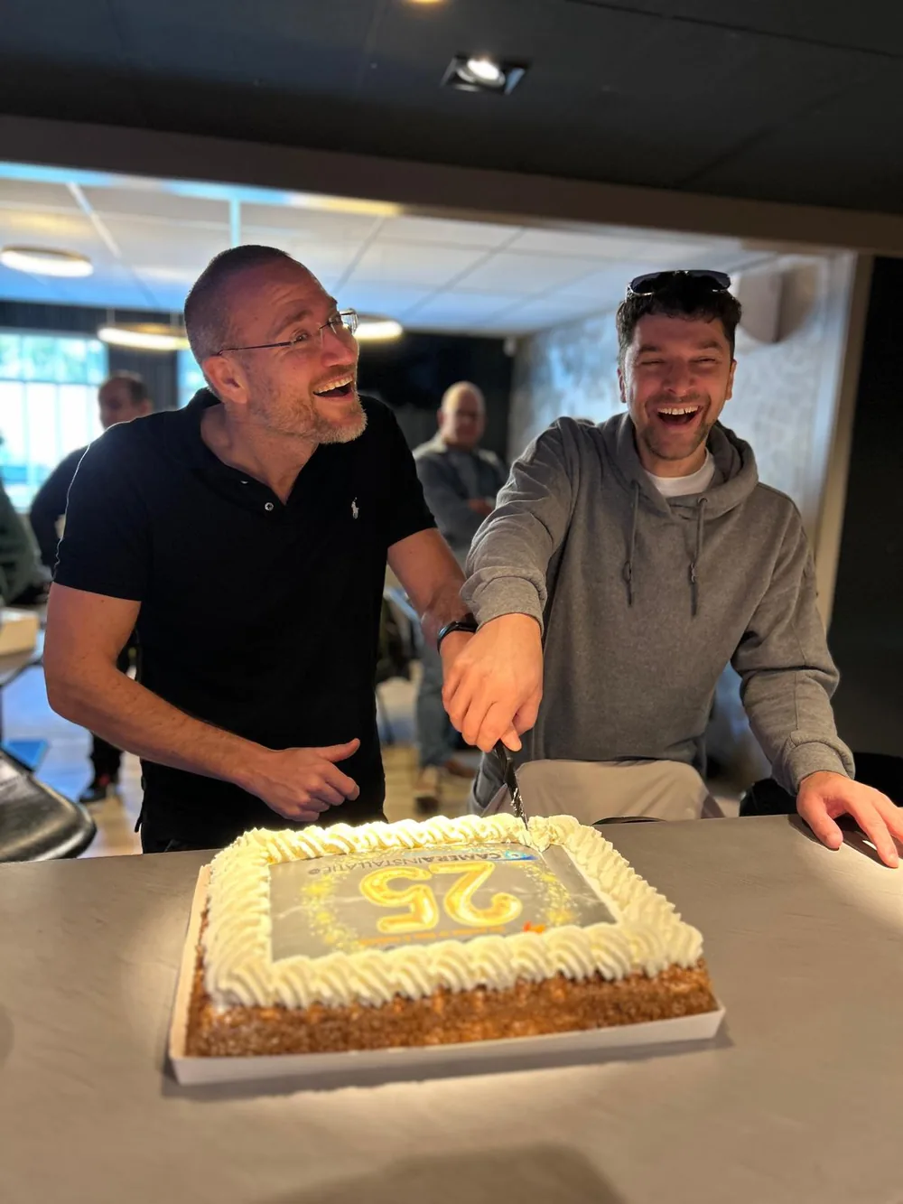 Oprichters Marc Herdes en John van den Bosch snijden de jubileumtaart aan