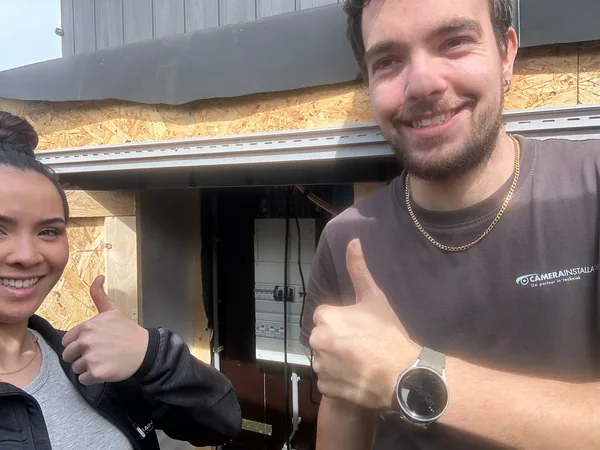 Twee monteurs van CameraInstallatie.nl bij een net opgeleverde installatie