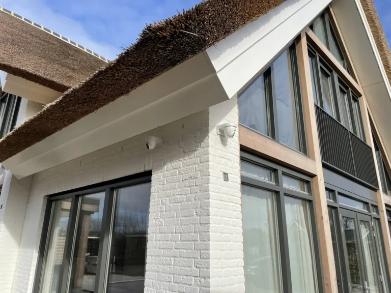 Buitencamera netjes weggewerkt bij een woning