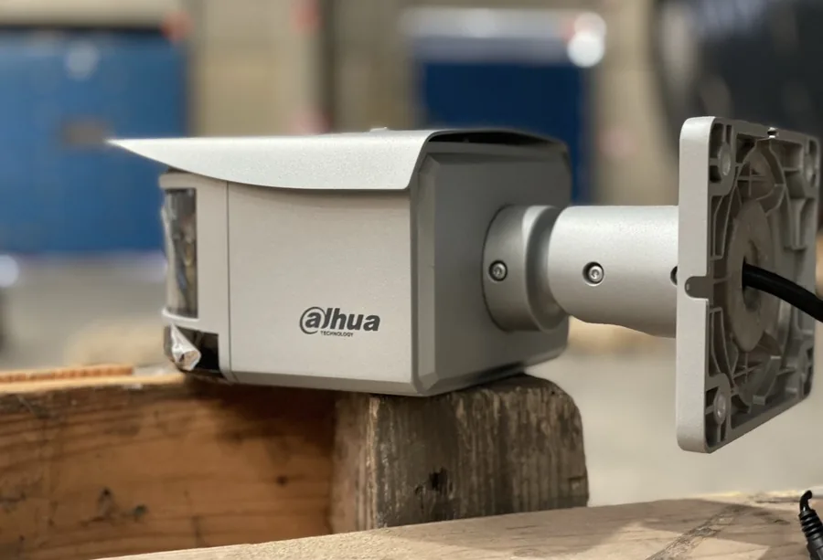 Bullet-camera met zonnekap, klaar voor montage