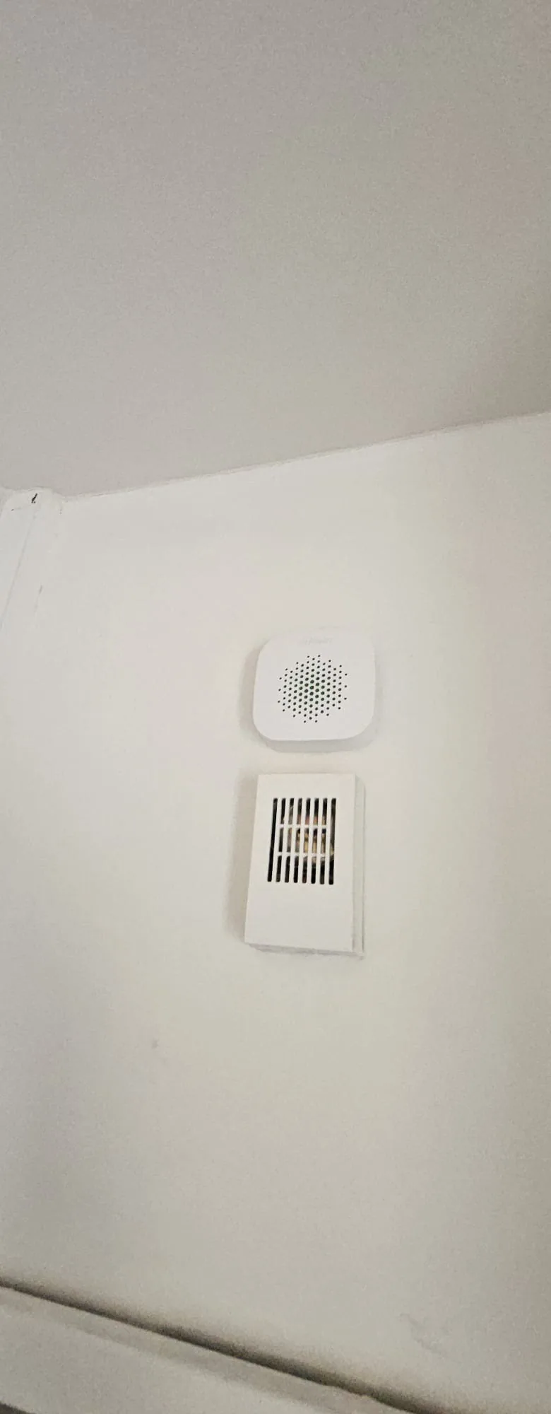 Draadloze binnensirene in de hoek van een woonkamer