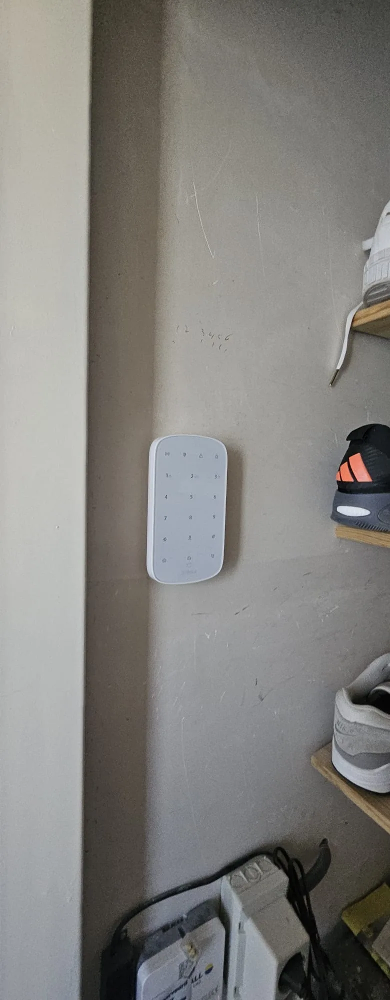 Draadloos codepaneel bij de entree van een woning