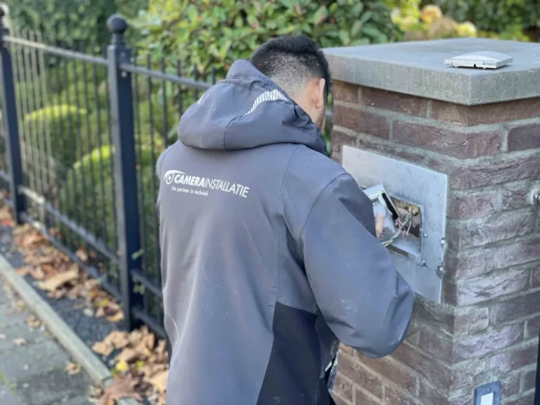 Monteur van CameraInstallatie.nl installeert een buitencamera
