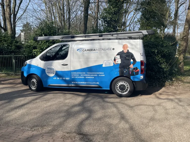 Monteursbus van CameraInstallatie.nl in een villawijk